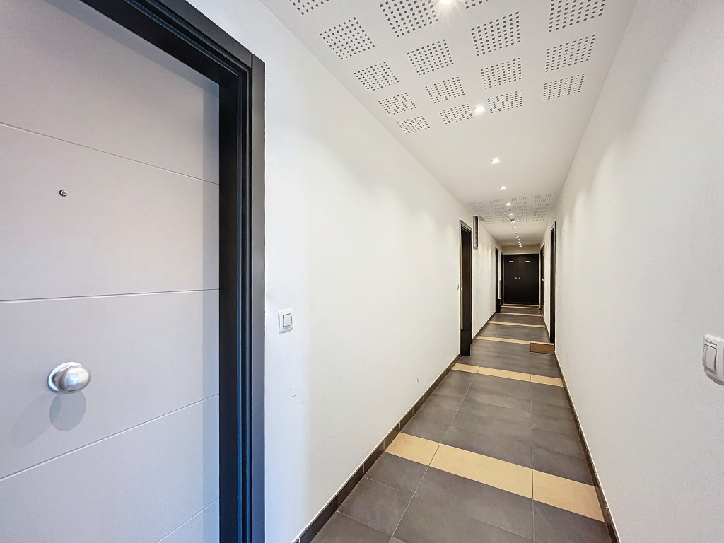 Couloir lumineux et parties communes bien entretenues dans une résidence moderne à Cannes La Bocca.