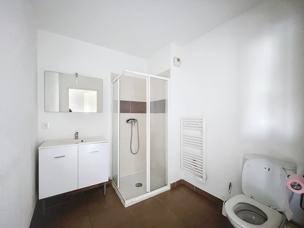 Salle de douche moderne avec douche et espace buanderie dans un studio à Cannes
