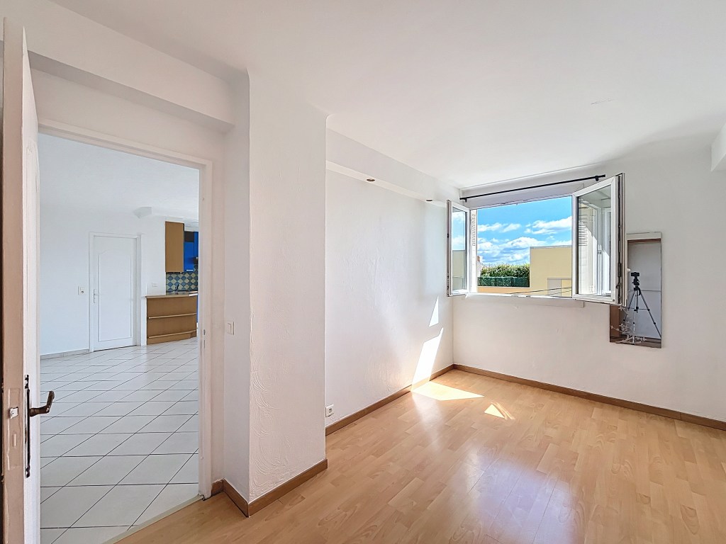 VENDU- Appartement 2 pièces à vendre à Grasse 39 m² avec balcon, cave et option parking Grasse Appartement Avec Garage 1024x768