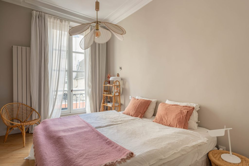 1 995 000 € - Paris 1er - Vendôme / Saint-Honoré - 114 m² with terrace Chambre lumineuse avec tons poudrés dans un appartement à Paris 1