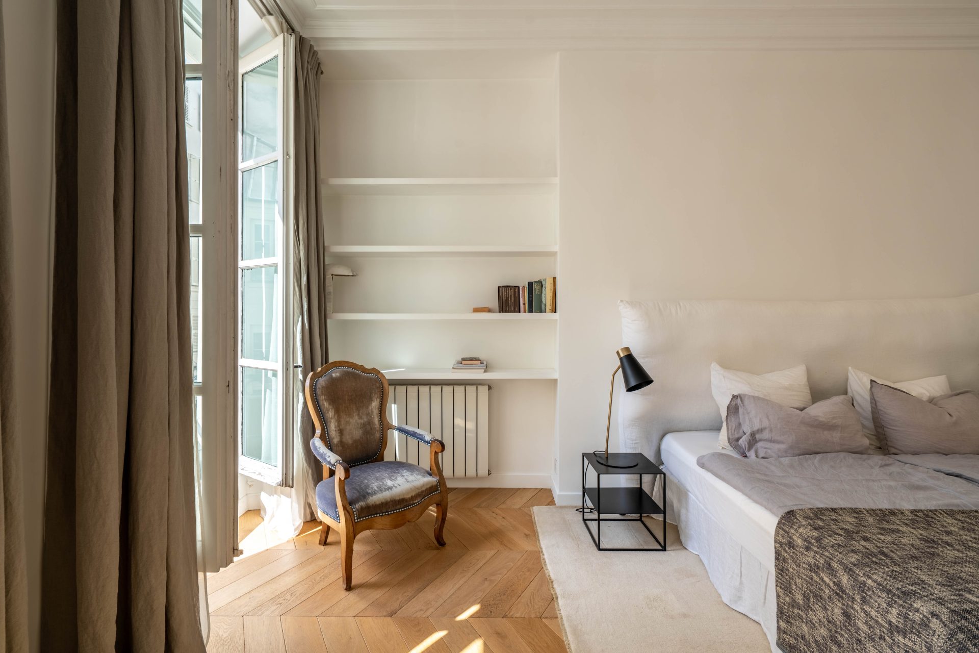1 790 000 € - Paris 1er • Vendôme / Saint-Honoré • 114 m² avec terrasse Chambre parentale lumineuse dans un appartement situé dans le 1er arrondissement de Paris