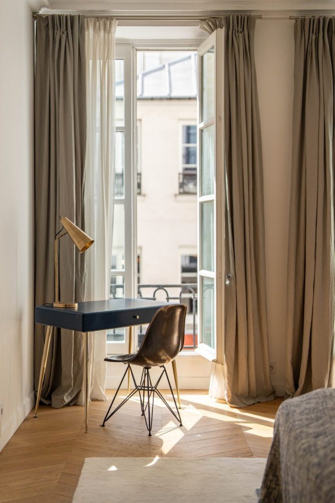 Coin bureau lumineux dans une chambre d’appartement à Paris 1