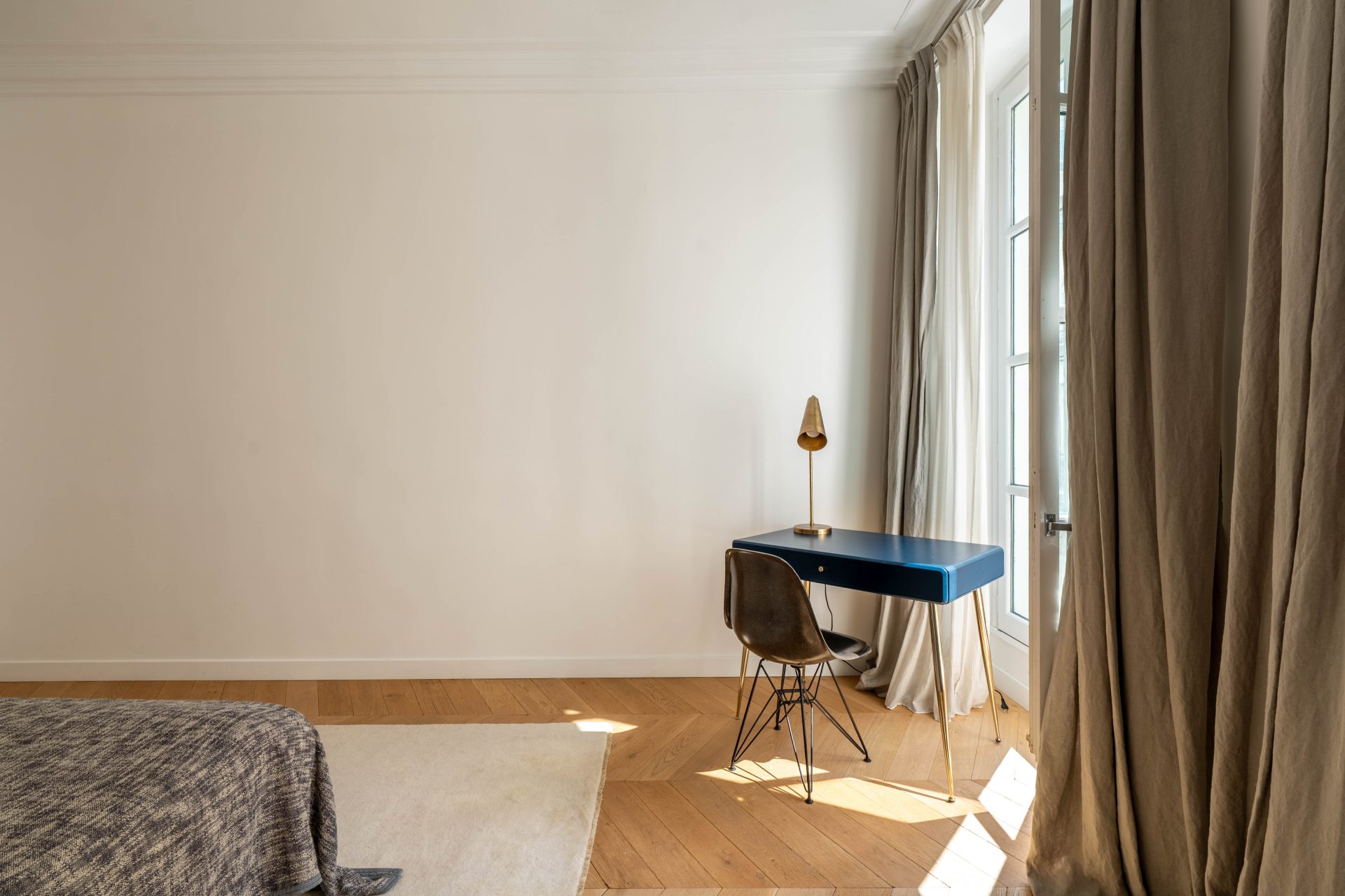 1 790 000 € - Paris 1er • Vendôme / Saint-Honoré • 114 m² avec terrasse Coin bureau lumineux dans une chambre d’appartement à Paris 1