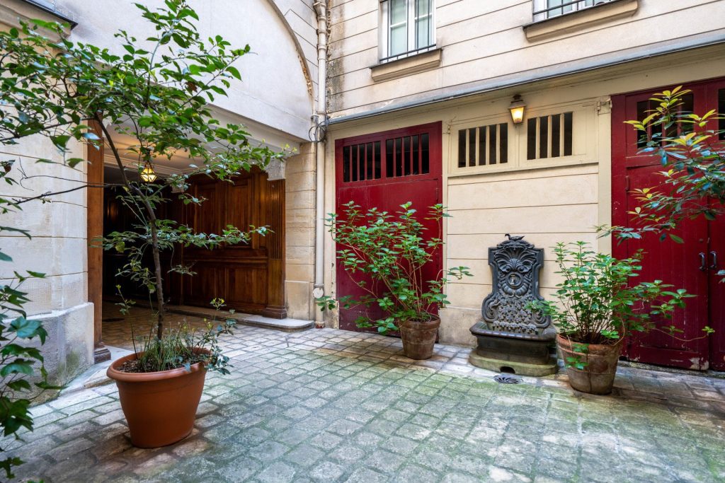 1 995 000 € - Paris 1er - Vendôme / Saint-Honoré - 114 m² with terrace cour interieure aparis 1
