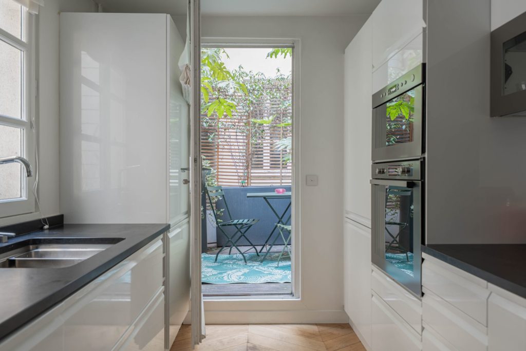 1 995 000 € - Paris 1er - Vendôme / Saint-Honoré - 114 m² with terrace Cuisine équipée avec accès direct à une terrasse végétalisée dans un appartement à Paris 1