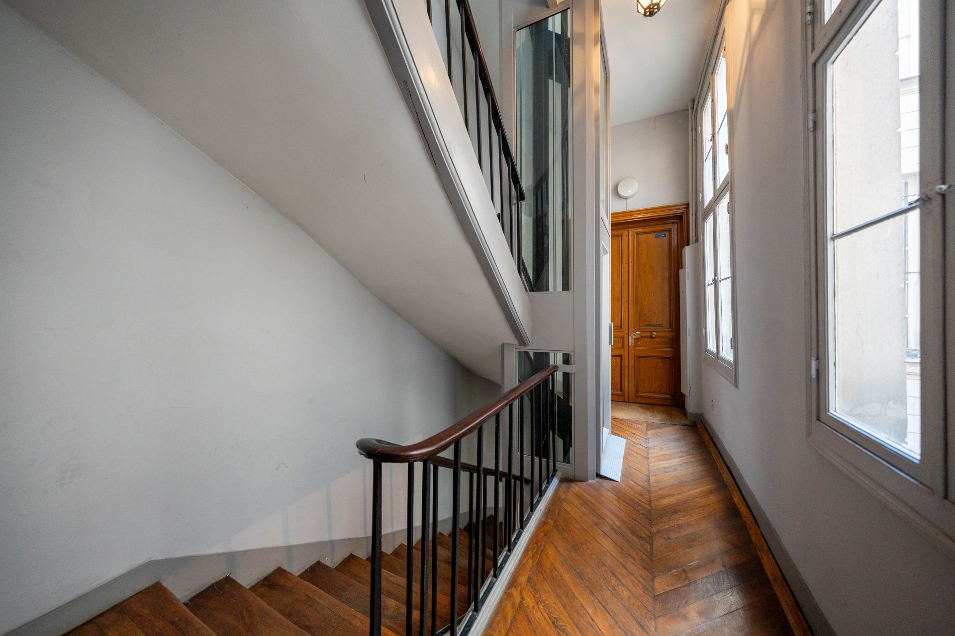 1 790 000 € - Paris 1er • Vendôme / Saint-Honoré • 114 m² avec terrasse Escalier et palier d’un immeuble ancien dans le 1er arrondissement de Paris