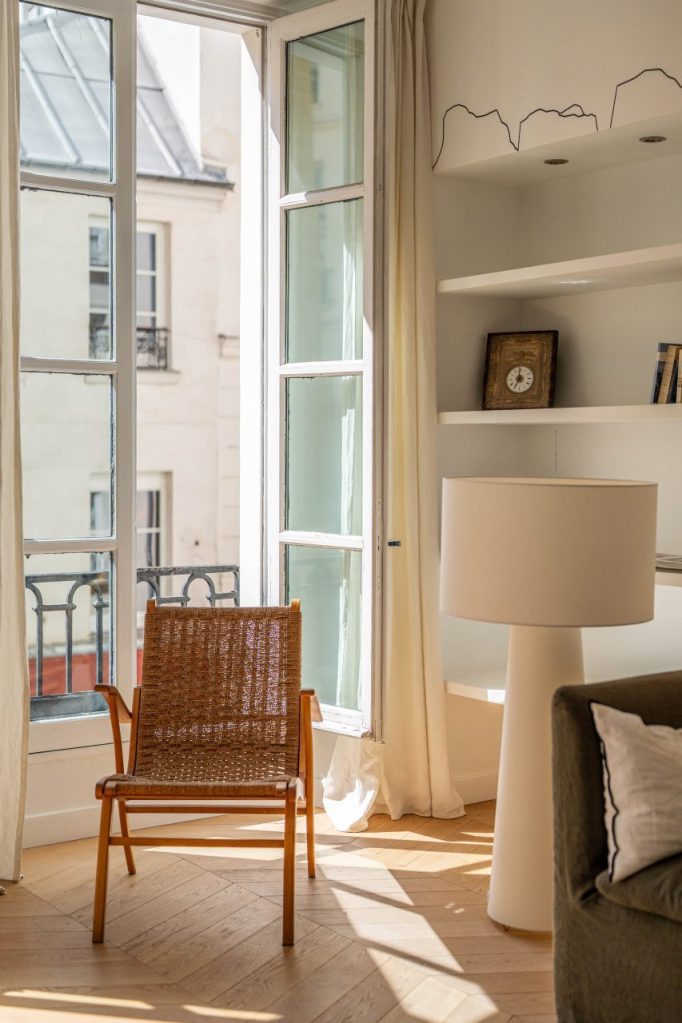 fauteuil fenetre paFauteuil près d’une grande fenêtre dans un salon lumineux à Paris 1ris 1