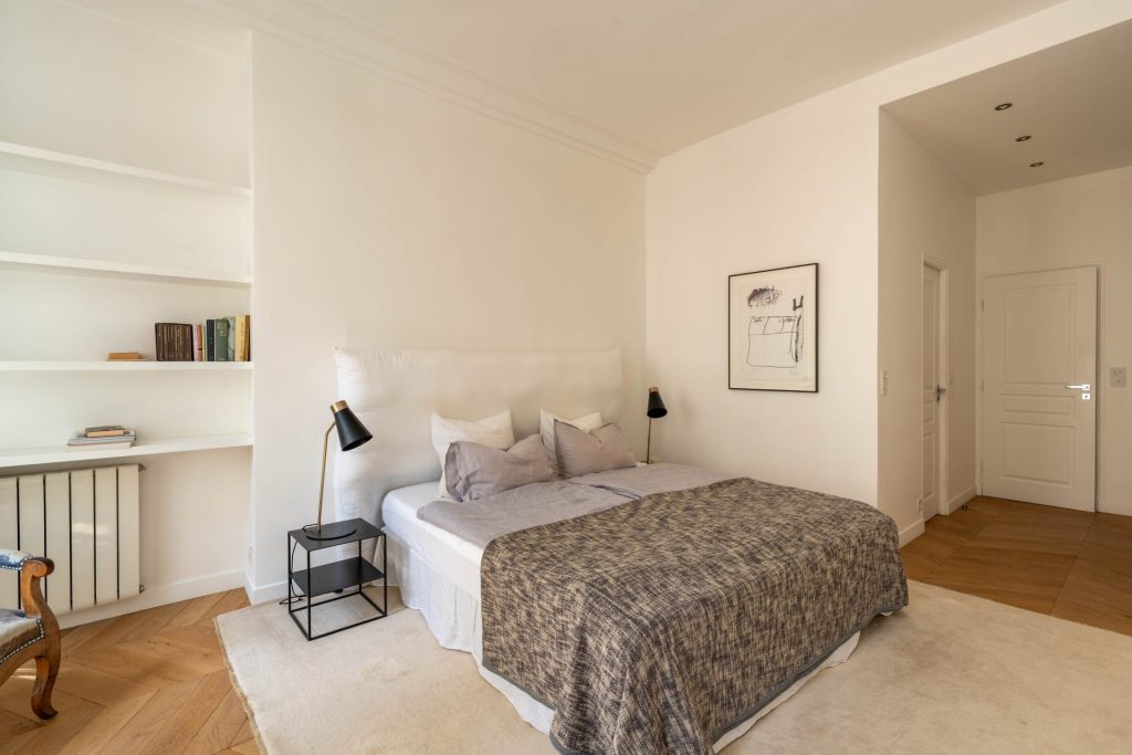 1 995 000 € - Paris 1er - Vendôme / Saint-Honoré - 114 m² with terrace Grande chambre lumineuse dans un appartement situé dans le 1er arrondissement de Paris