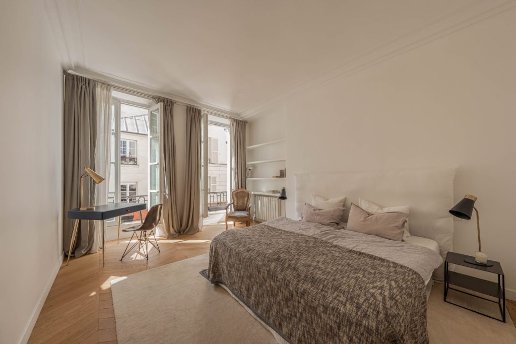 1 995 000 € - Paris 1er - Vendôme / Saint-Honoré - 114 m² with terrace Grande chambre lumineuse avec coin bureau dans un appartement à Paris 1