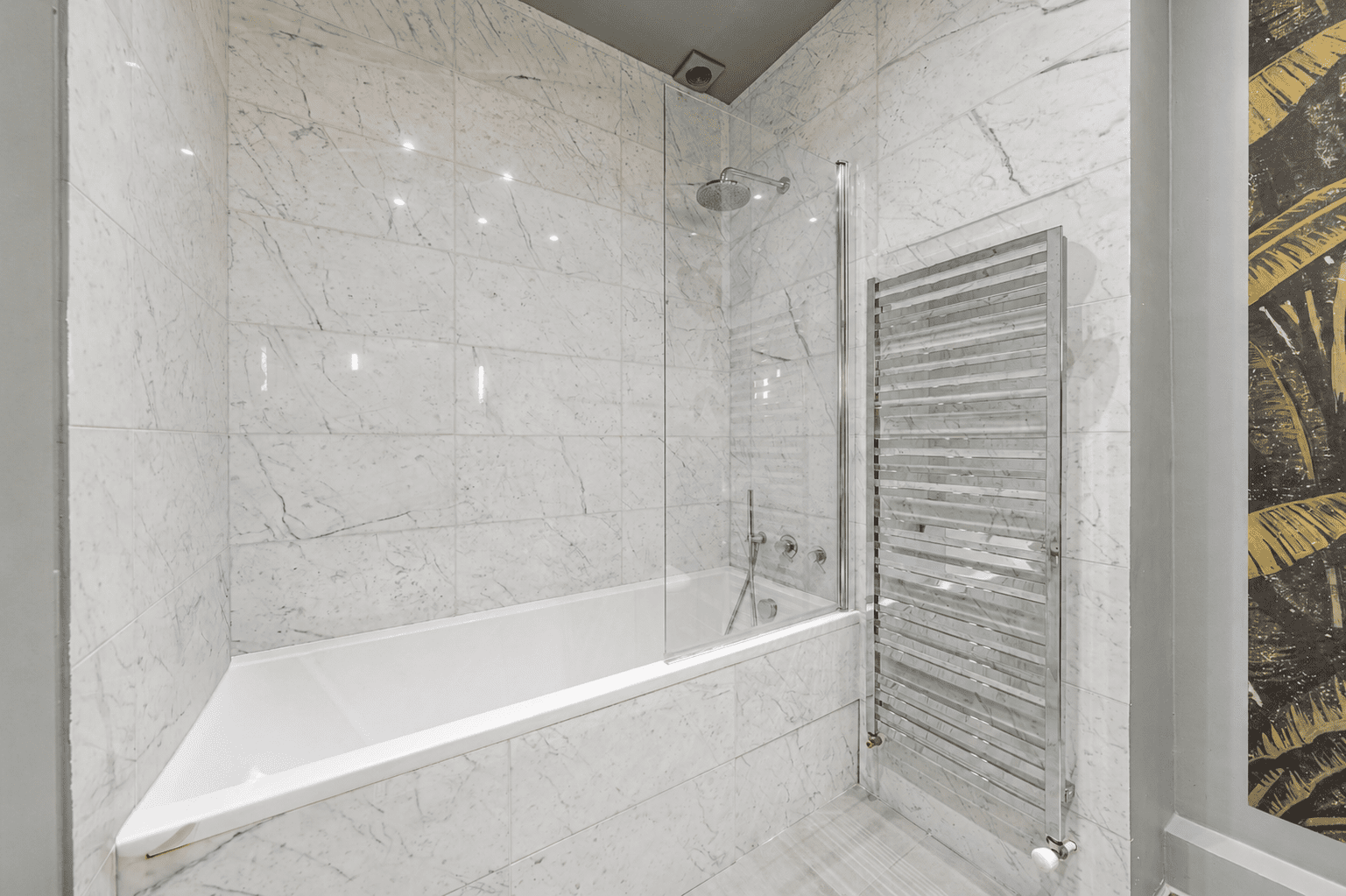 1 790 000 € - Paris 1er • Vendôme / Saint-Honoré • 114 m² avec terrasse Salle de bain contemporaine habillée de marbre de Carrare dans un appartement rénové à vendre à Paris 1er entre Vendôme et Saint-Honoré