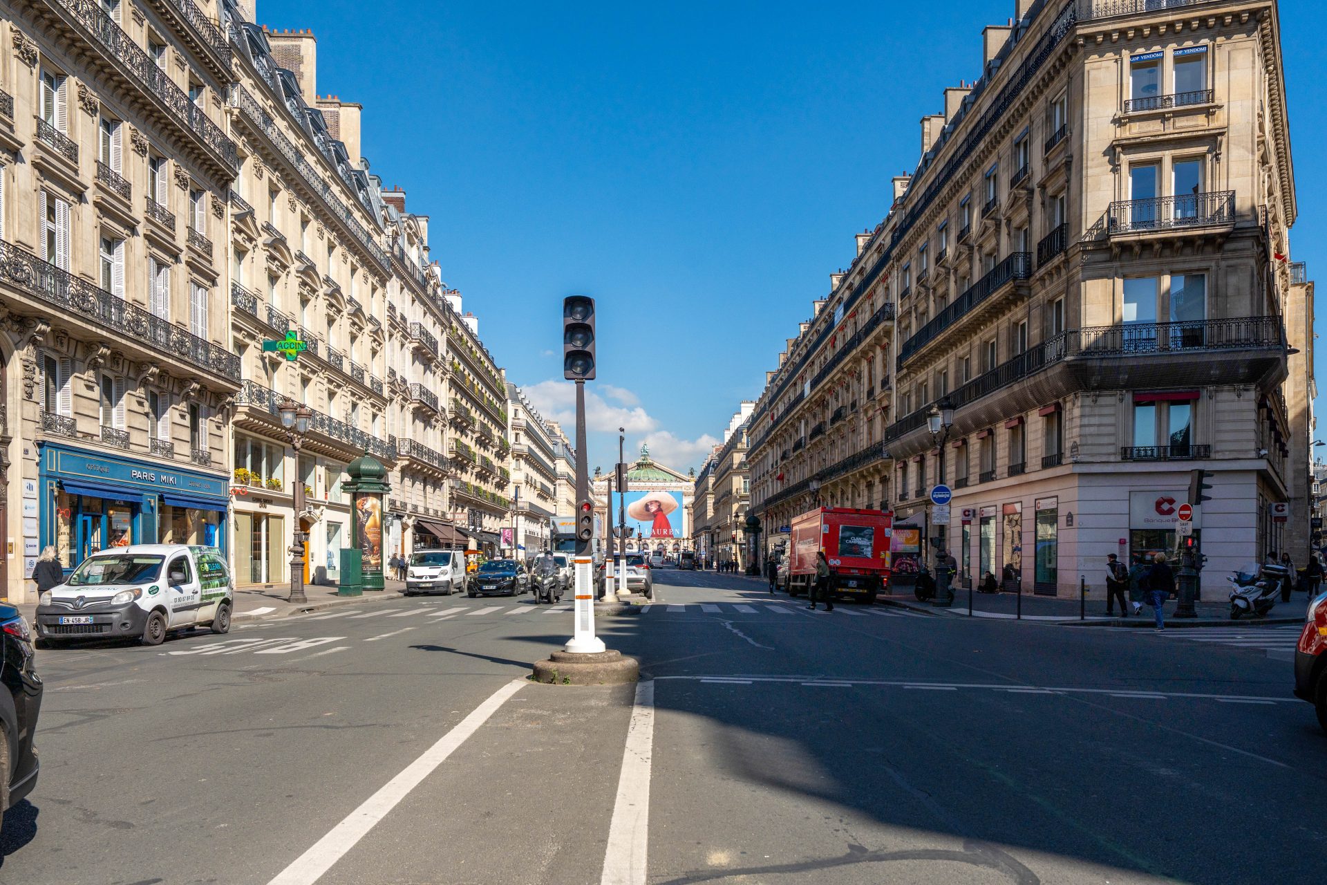 1 790 000 € - Paris 1er • Vendôme / Saint-Honoré • 114 m² avec terrasse Vue de la rue de Rivoli dans le 1er arrondissement de Paris