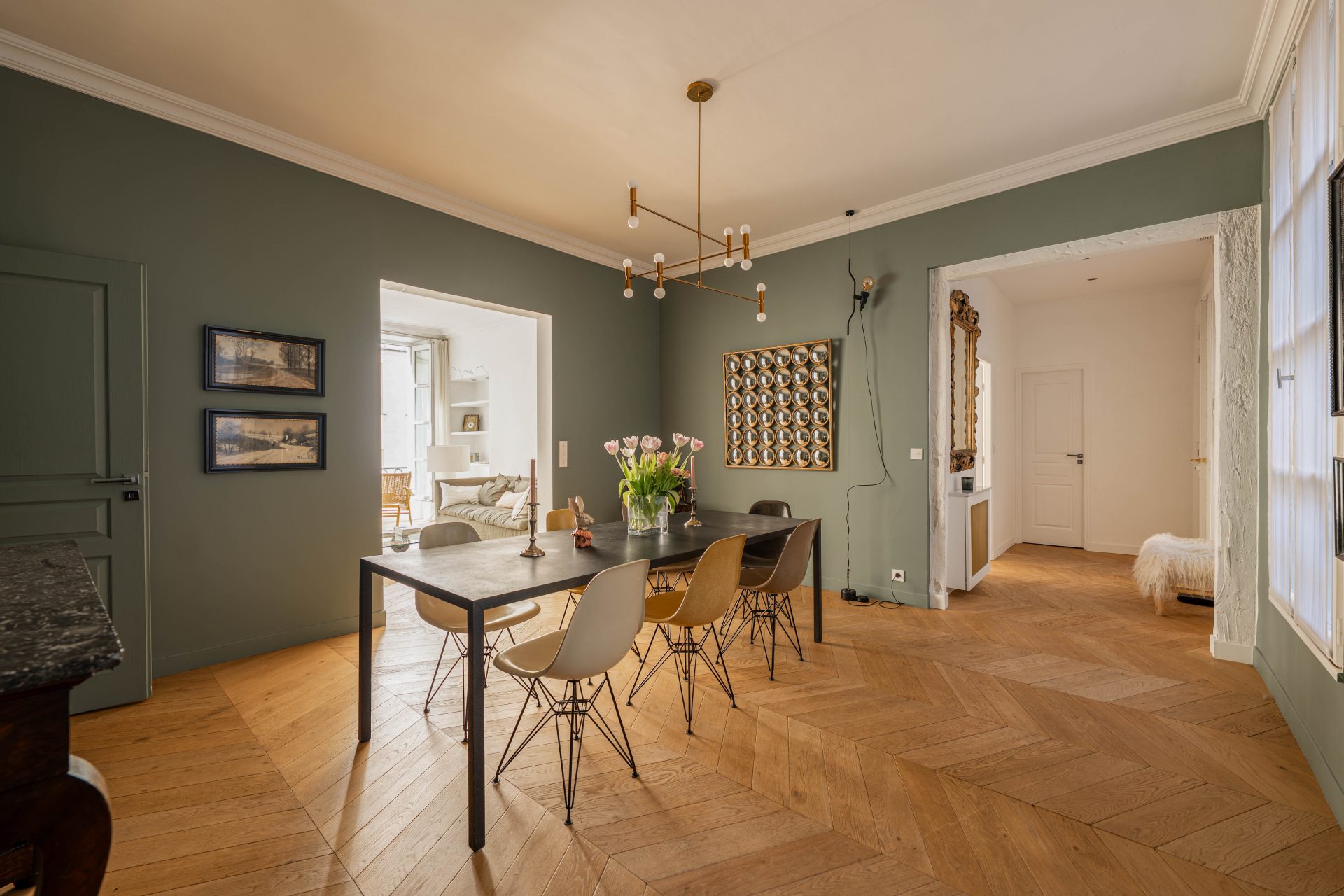 1 790 000 € - Paris 1er • Vendôme / Saint-Honoré • 114 m² avec terrasse Salle à manger avec parquet point de Hongrie dans un appartement à Paris 1