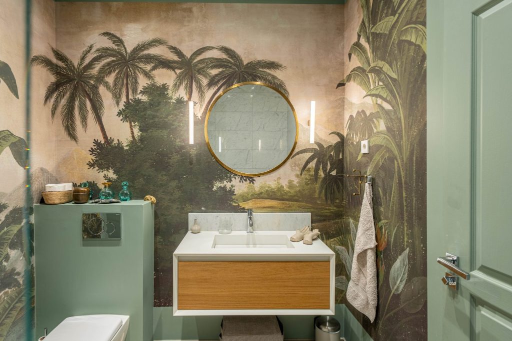 1 995 000 € - Paris 1er - Vendôme / Saint-Honoré - 114 m² with terrace Salle de bain avec papier peint panoramique, miroir laiton et meuble vasque contemporain dans un appartement à Paris 1