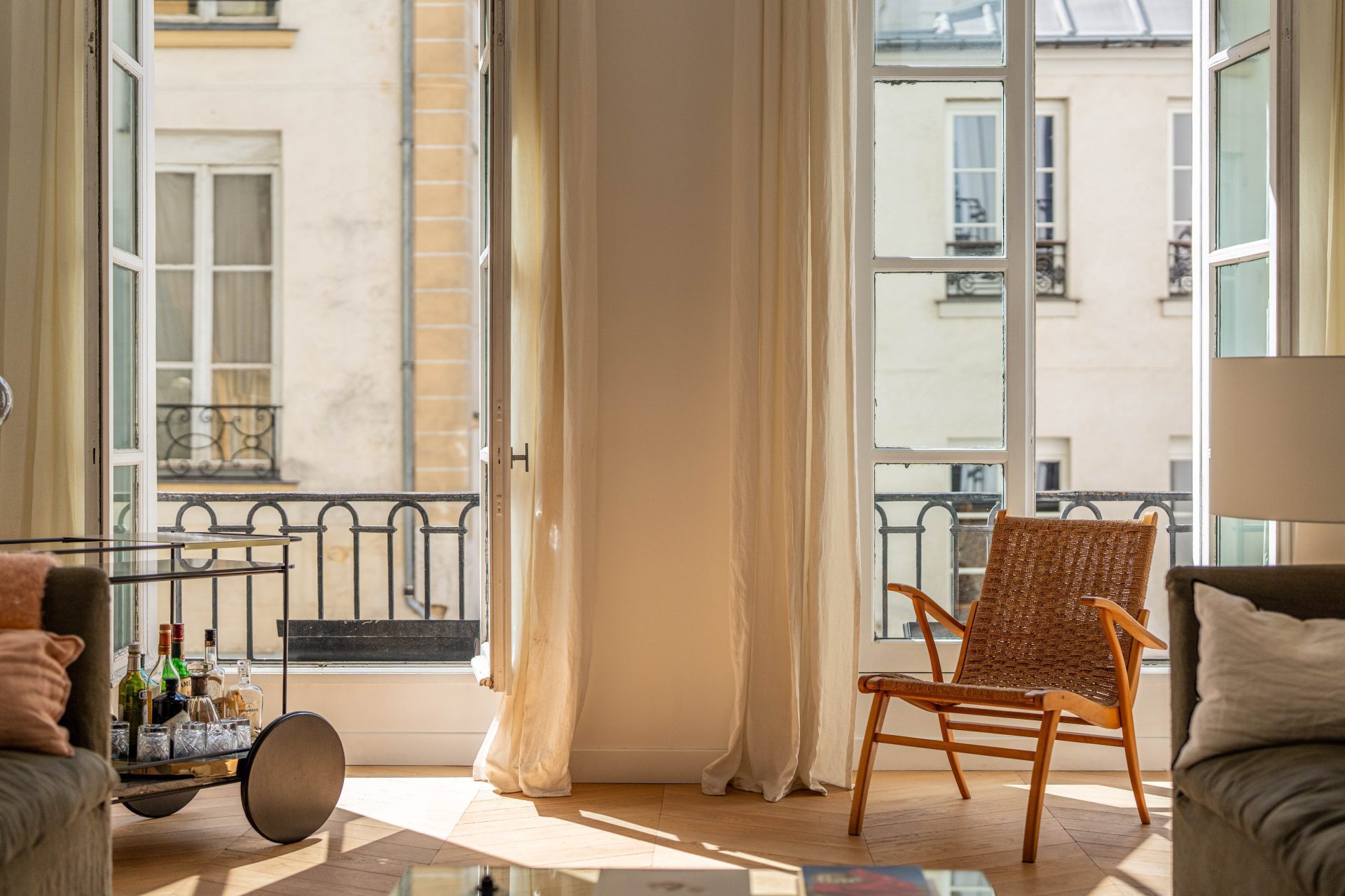 1 790 000 € - Paris 1er • Vendôme / Saint-Honoré • 114 m² avec terrasse Salon lumineux avec grandes fenêtres et lumière naturelle dans un appartement à Paris 1 près de la Place Vendôme