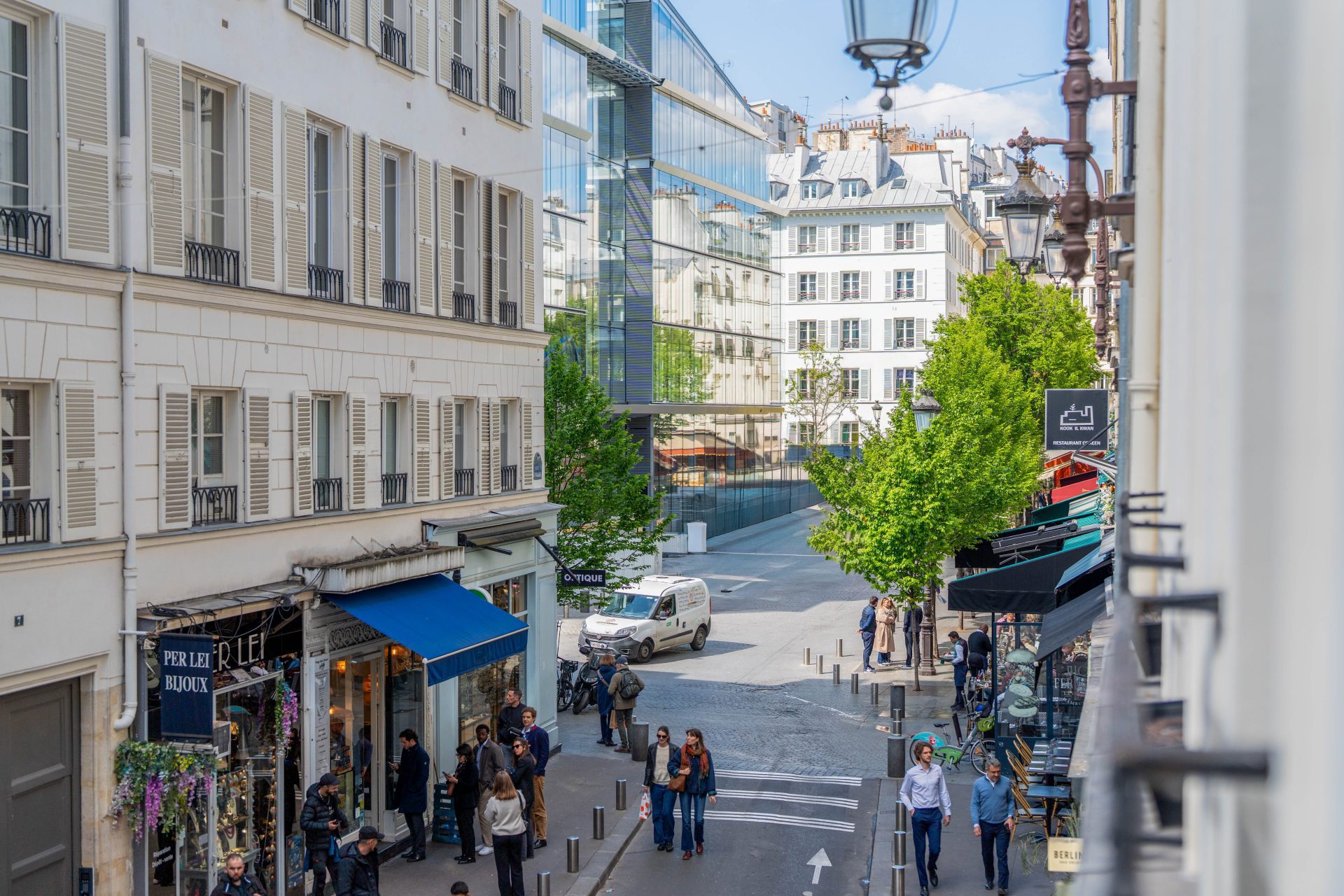 1 790 000 € - Paris 1er • Vendôme / Saint-Honoré • 114 m² avec terrasse Vue sur le quartier Saint-Honoré dans le 1er arrondissement de Paris