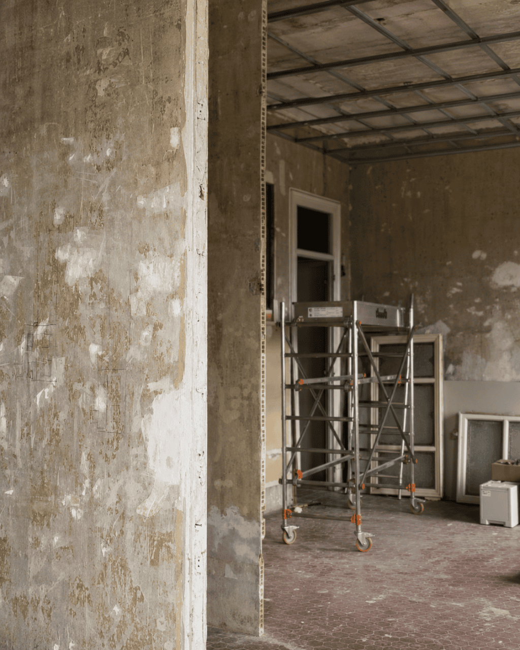 Appartement ancien en cours de rénovation avec échafaudage mobile et menuiseries déposées