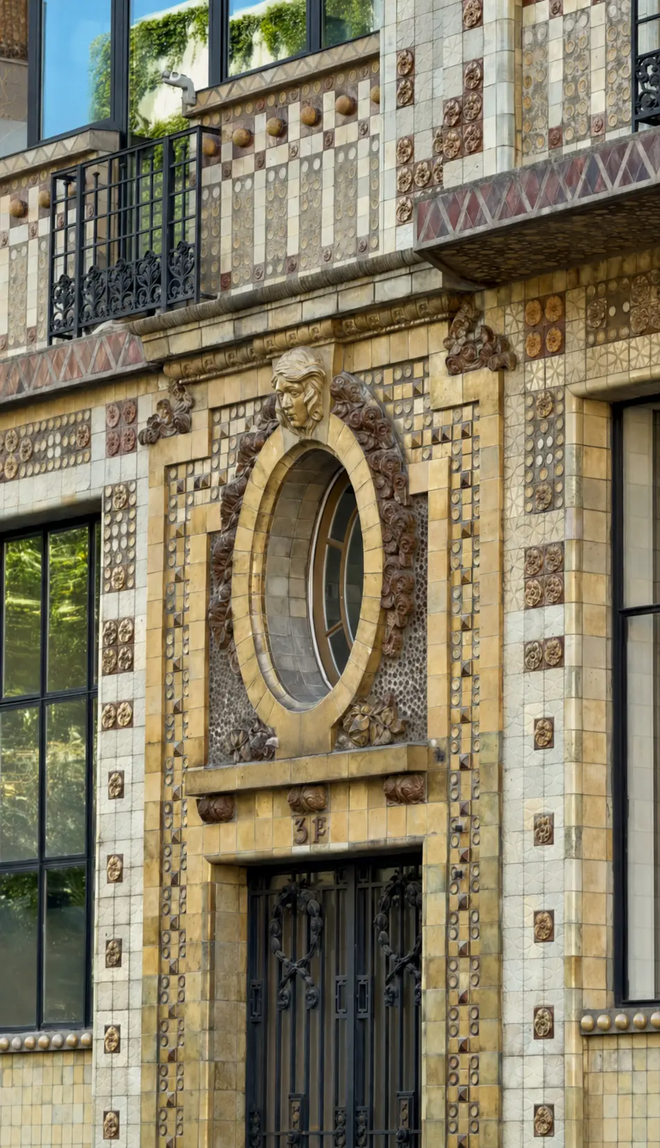 Détail d'une façade en céramique dans le 14e arrondissement