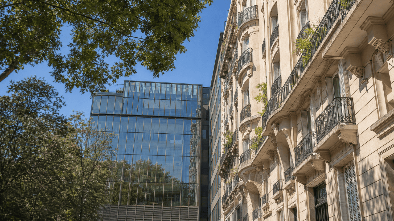 Dialogue entre façade de verre et architecture en pierre à Paris